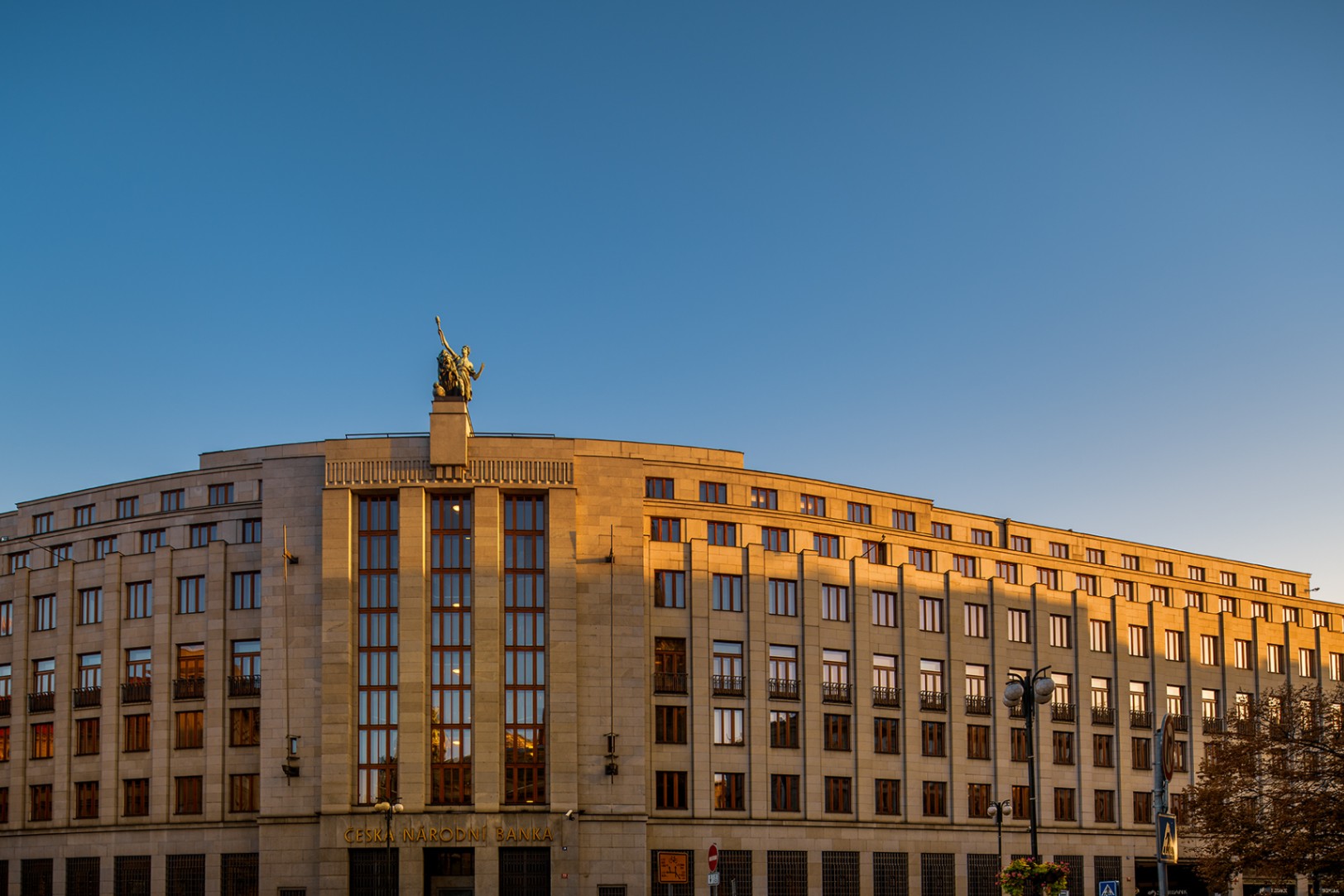 ČNB snížila základní úrokovou sazbu o 0,5 procentního bodu titulní obrázek